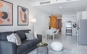 Lively Pop Apartment On The Business Bay Canal